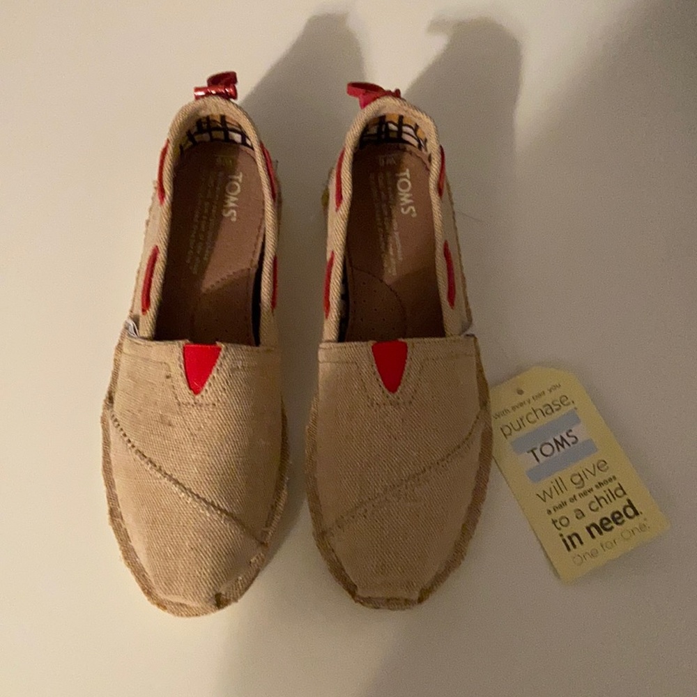 Women’s Toms Shoes / Tan with Red Detail
